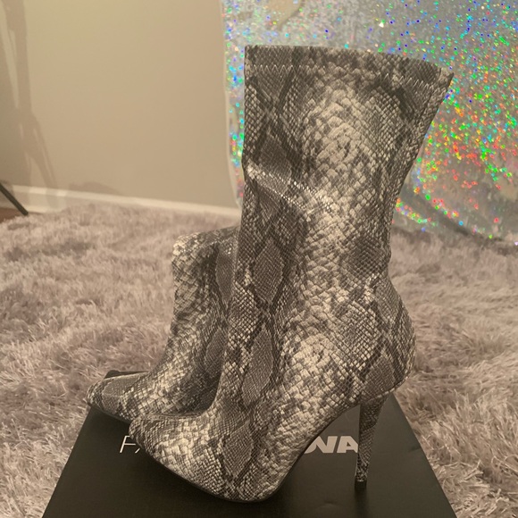 Fashion Nova Boots - Picture 5 of 8